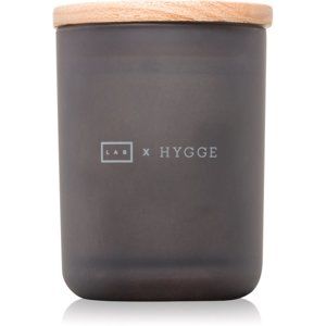 LAB Hygge Comfort vonná sviečka (Oakwood Ash) 107,73 g