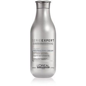 L’Oréal Professionnel Serie Expert Silver starostlivosť na neutralizáciu nežiaducich odtieňov šedivých a bielych vlasov 200 ml