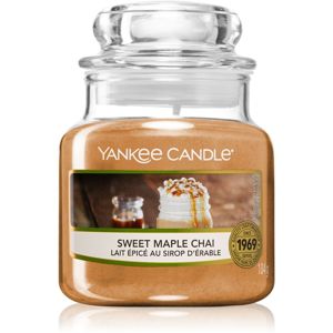 Yankee Candle Sweet Maple Chai vonná sviečka Classic malá 104 g