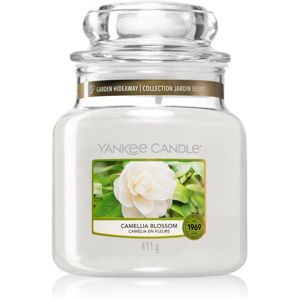Yankee Candle Camellia Blossom vonná sviečka Classic stredná 411 g