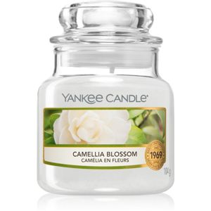 Yankee Candle Camellia Blossom vonná sviečka Classic malá 104 g