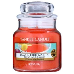 Yankee Candle Passion Fruit Martini vonná sviečka 104 g Classic malá